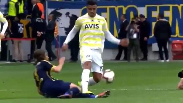 Nabil Dirar Kart Görmeyince Galatasaraylı Taraftarlar, Mete Kalkavan'a Sosyal Medyadan Tepki Gösterdi!