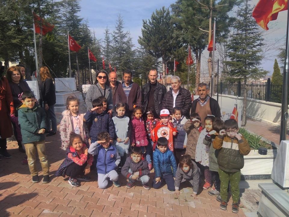 Öğrenciler Harçlıklarıyla Aldıkları Fidanları Toprakla Buluşturdu