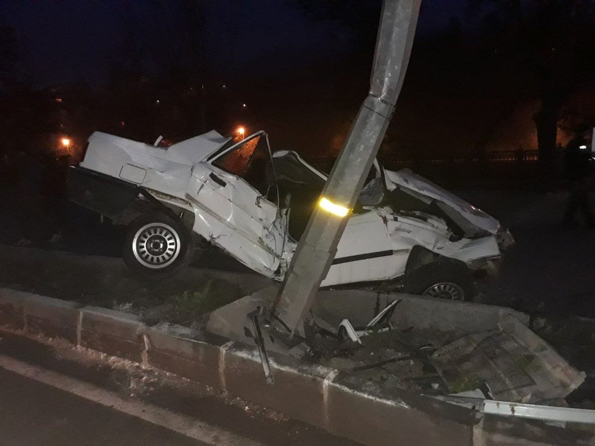Otomobil Önce Refüje, Ardından Elektrik Direğine Çarptı: 2 Ölü