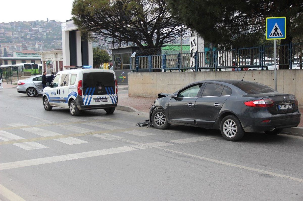Otomobiller Kavşakta Çarpıştı: 2 Yaralı