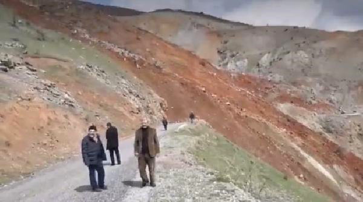 Sivrice\'de 15 Köyün İlçeyle Ulaşımını Sağlayan Yolda Heyelan