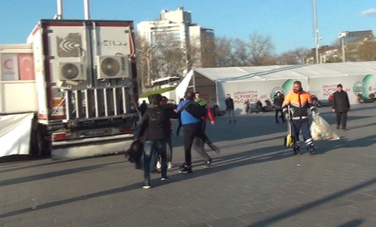Taksim Meydanı\'nda Yumruk Yumruğa Kavga Kamerada