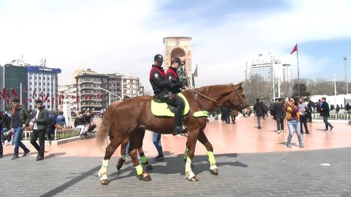 Taksim Meydanı\'ndaki Atlı Polisler İlgi Odağı Oldu