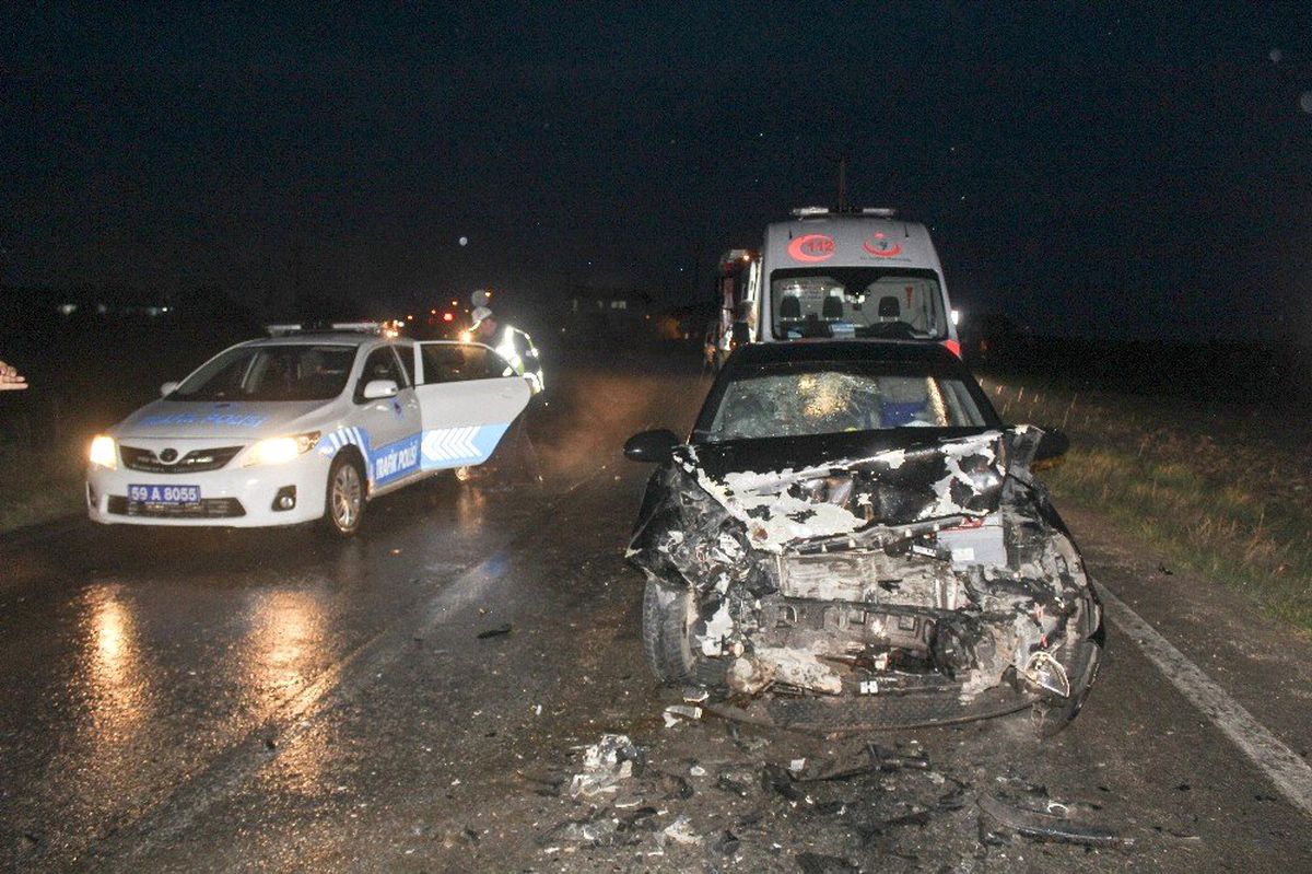 Tekirdağ\'da Otomobiller Kafa Kafaya Çarpıştı: 5 Yaralı