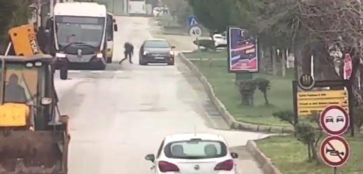 Trambüsten İnen Öğrenciye Otomobilin Çarptığı Kaza, Kamerada