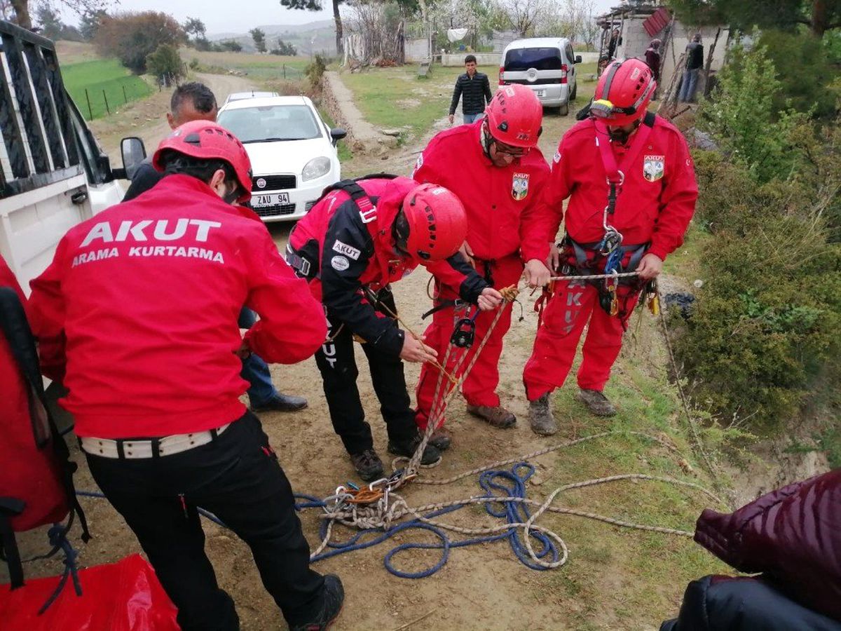 Uçurumda Mahsur Kalan Köpek 2 Saatte Kurtarıldı