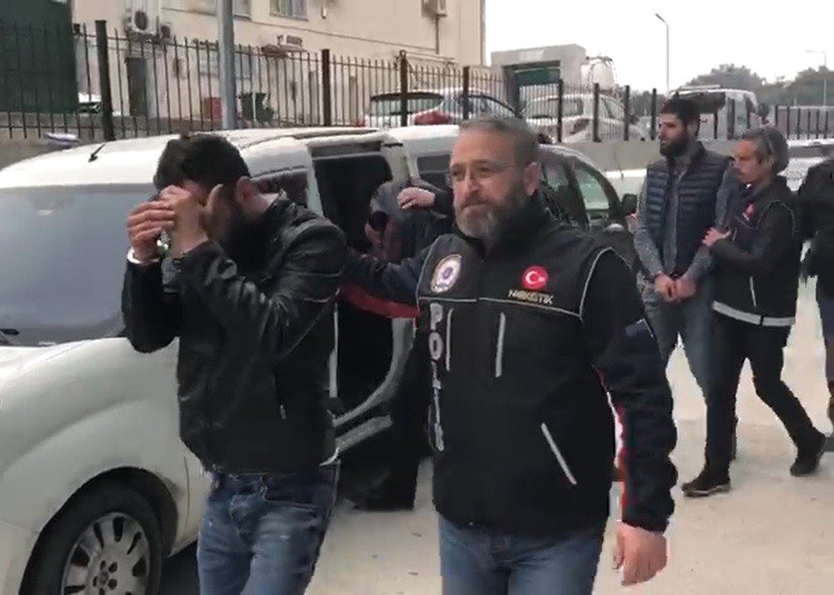 Uyuşturucu Tacirleri Uyuşturucuyu Satamadan Yakalandı