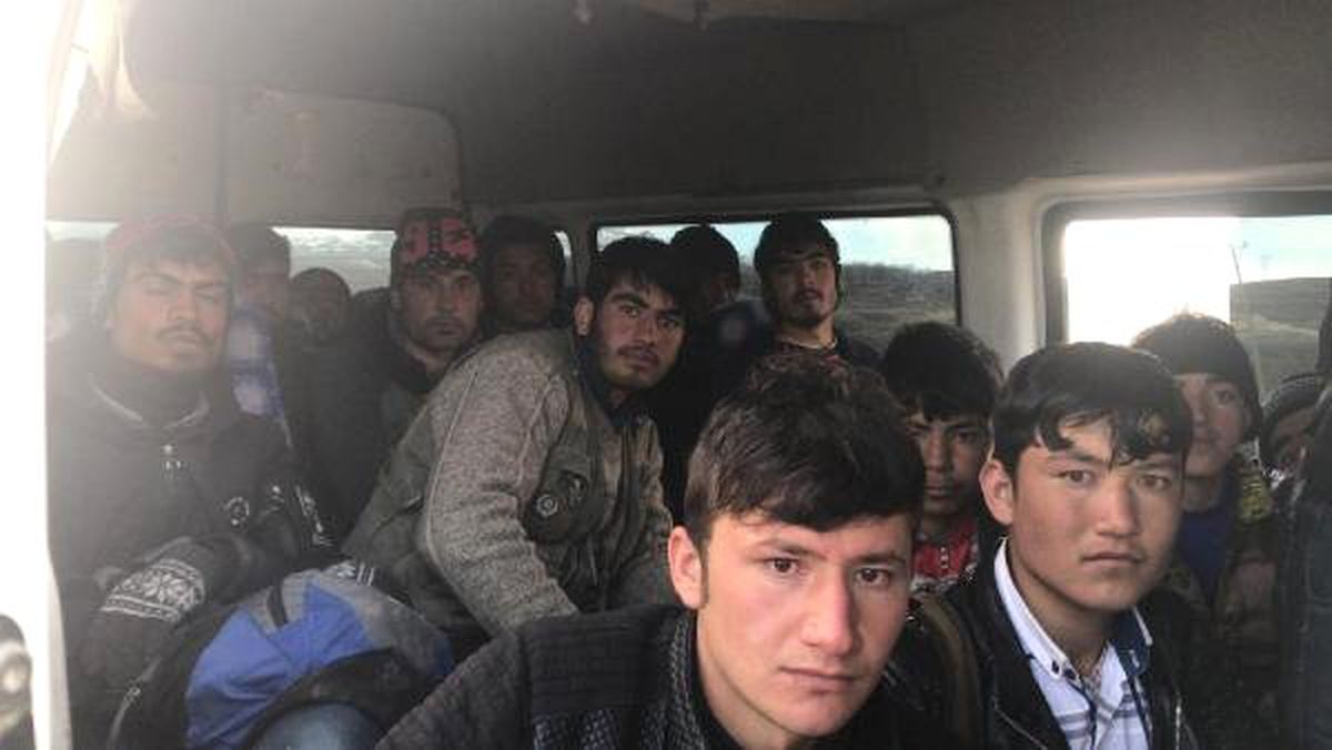 Van\'da, Minibüslerde 67 Kaçak Göçmen Yakalandı