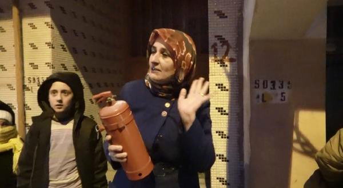 Yangına Söndürme Tüpüyle Müdahale Etti