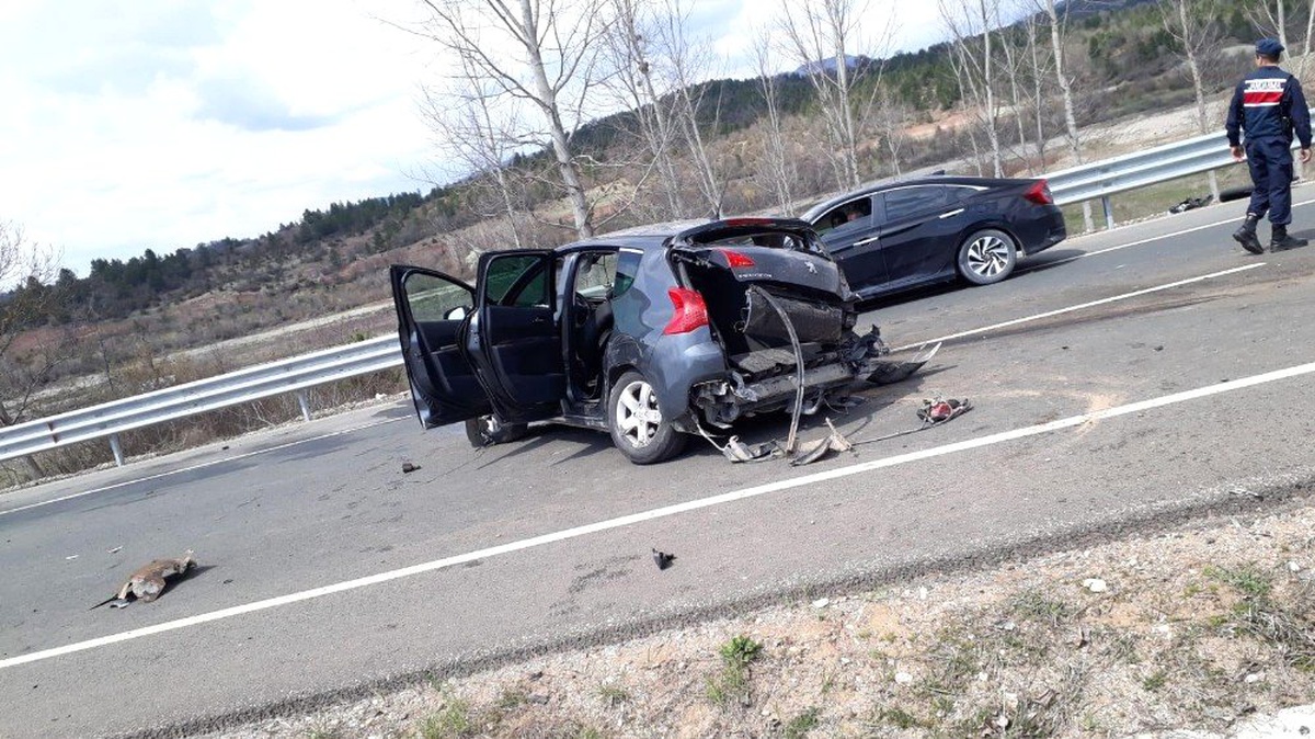 Yoldan Çıkan Otomobil Bariyerlere Çarptı