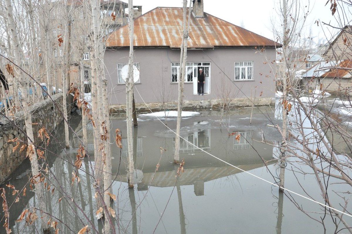 Yüksekova\'da Ev ve Bahçeler Su Altında Kaldı