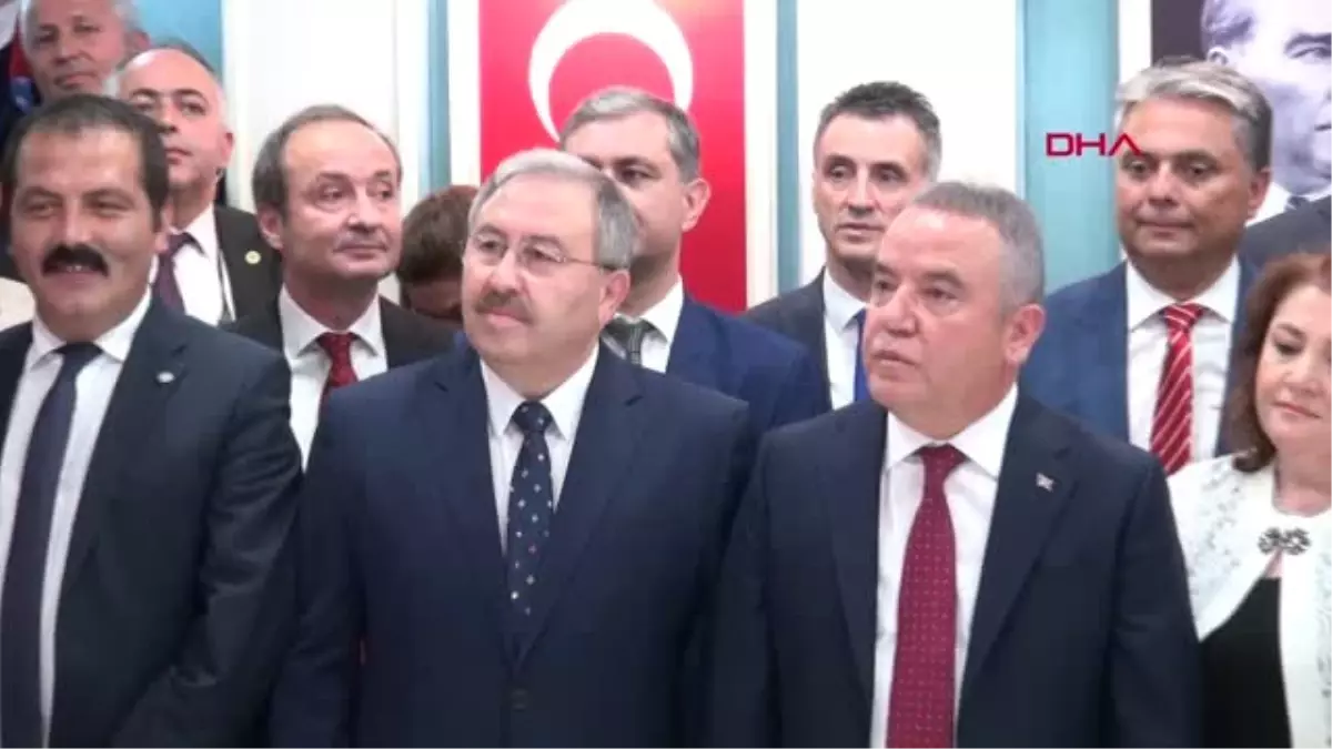 Antalya CHP\'li Muhittin Böcek Mazbatayı Aldı, Görevine Başladı