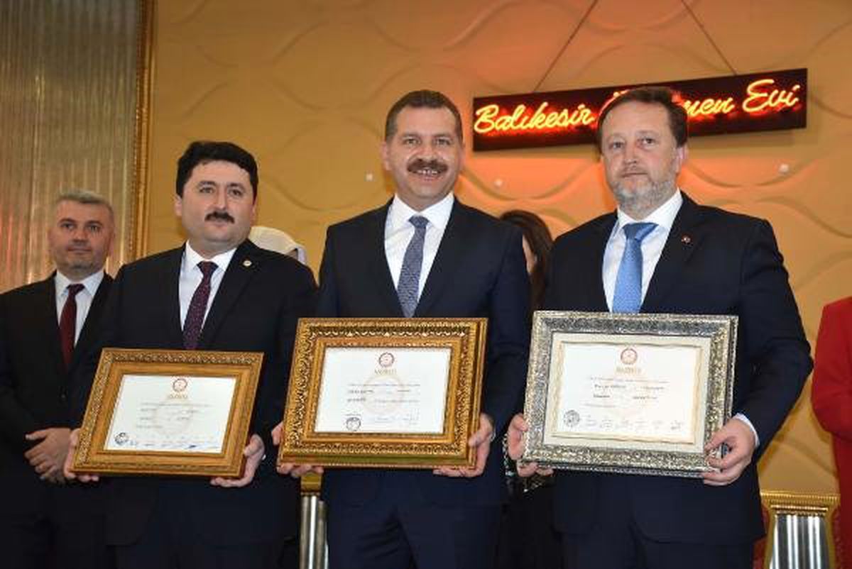 Balıkesir\'de AK Parti\'li Başkanlar Mazbatalarını Aldı