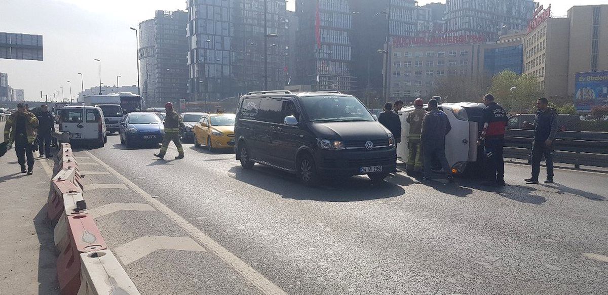 Bariyerlere Çarpan Araç Takla Attı E-5\'te Trafik Durma Noktasına Geldi