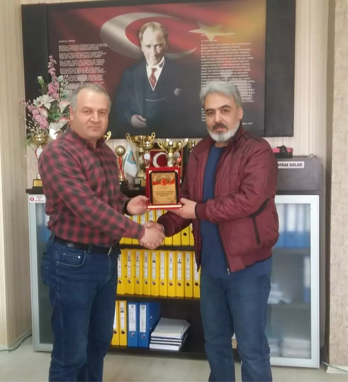 Başkan Gülbey\'den Yazar Mert\'e Plaket