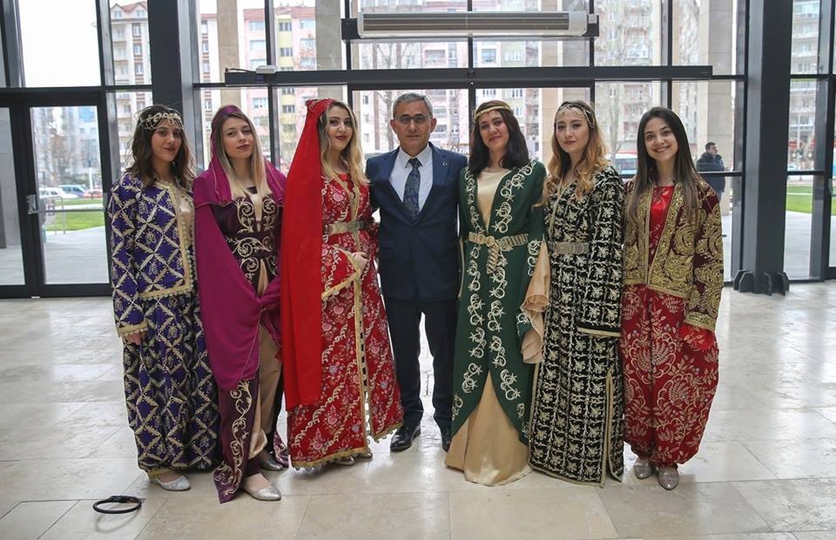 Belediyeye Gelen Vatandaşlar, Yöresel Kıyafetli Görevliler Tarafından Karşılanıyor