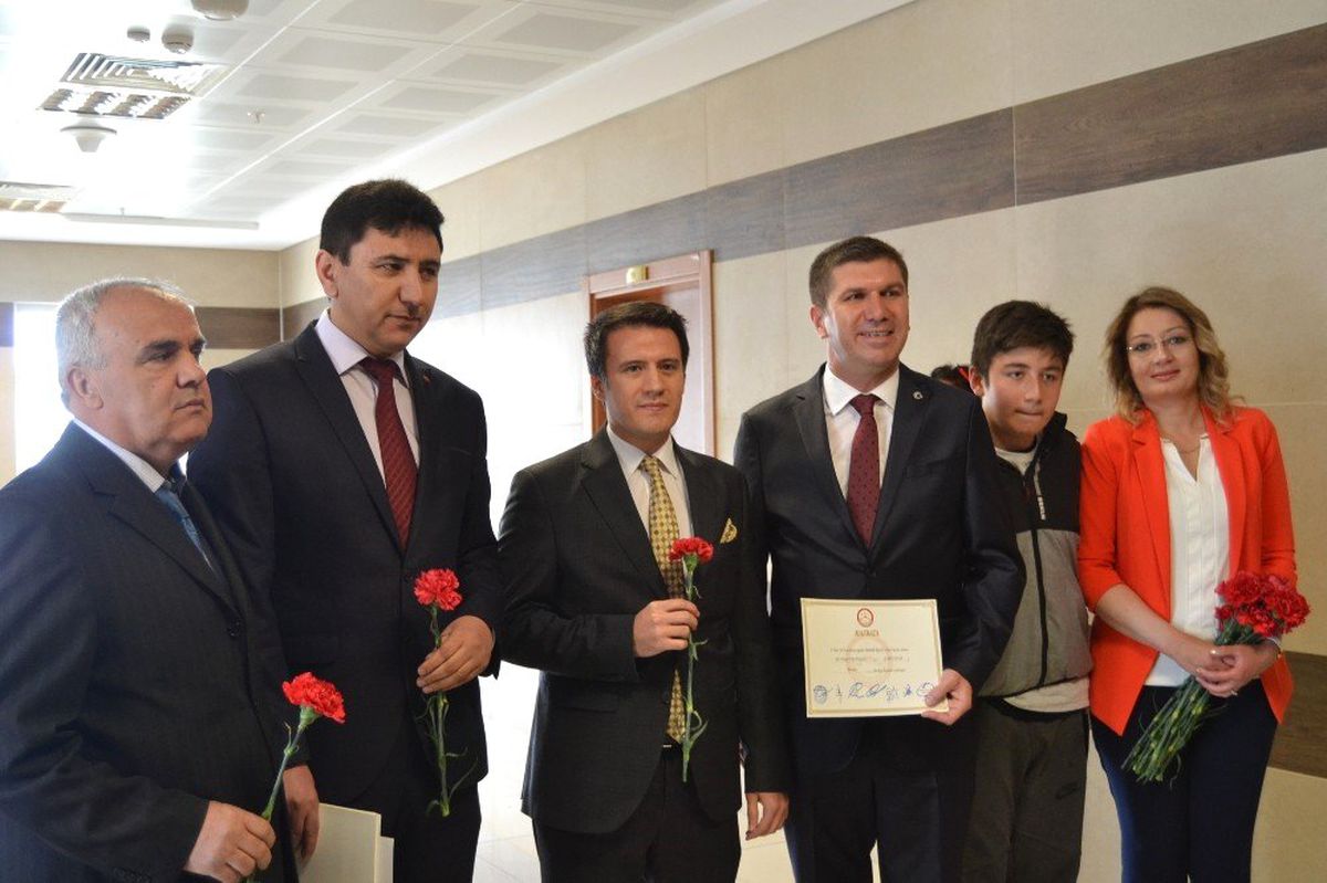 Burdur Belediye Başkanı Ali Orkun Ercengiz Mazbatasını Aldı