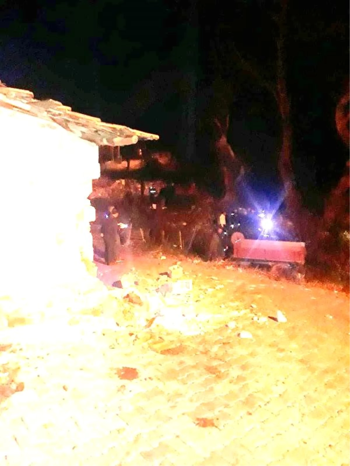Burhaniye\'de Kamyonetle Traktör Çarpıştı: 7 Yaralı