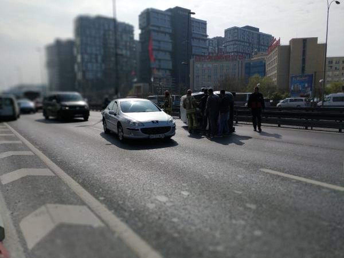 D-100\'de Devrilen Otomobil Trafik Yoğunluğuna Neden Oldu