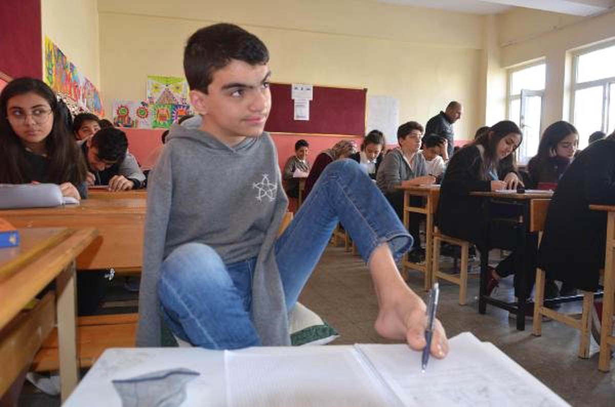 Doğuştan İki Kolu Yok, Sol Ayağıyla 50 Yağlı Boya Tablo Yaptı