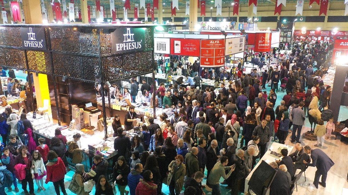 Ege\'nin En Büyük Kitap Fuarı 3 Günde 80 Bin Kişiyi Ağırladı