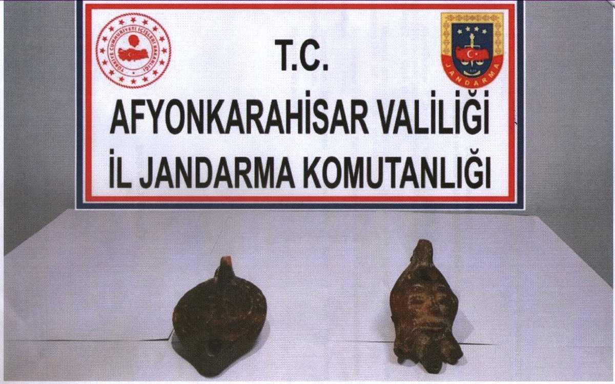 Eski Döneme Ait Kandillerle Birlikte Yakalandılar