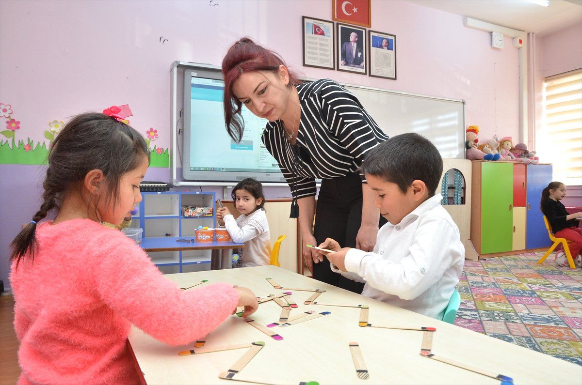 Evin "Minik Yardımcısı" Olmayı Öğreniyorlar
