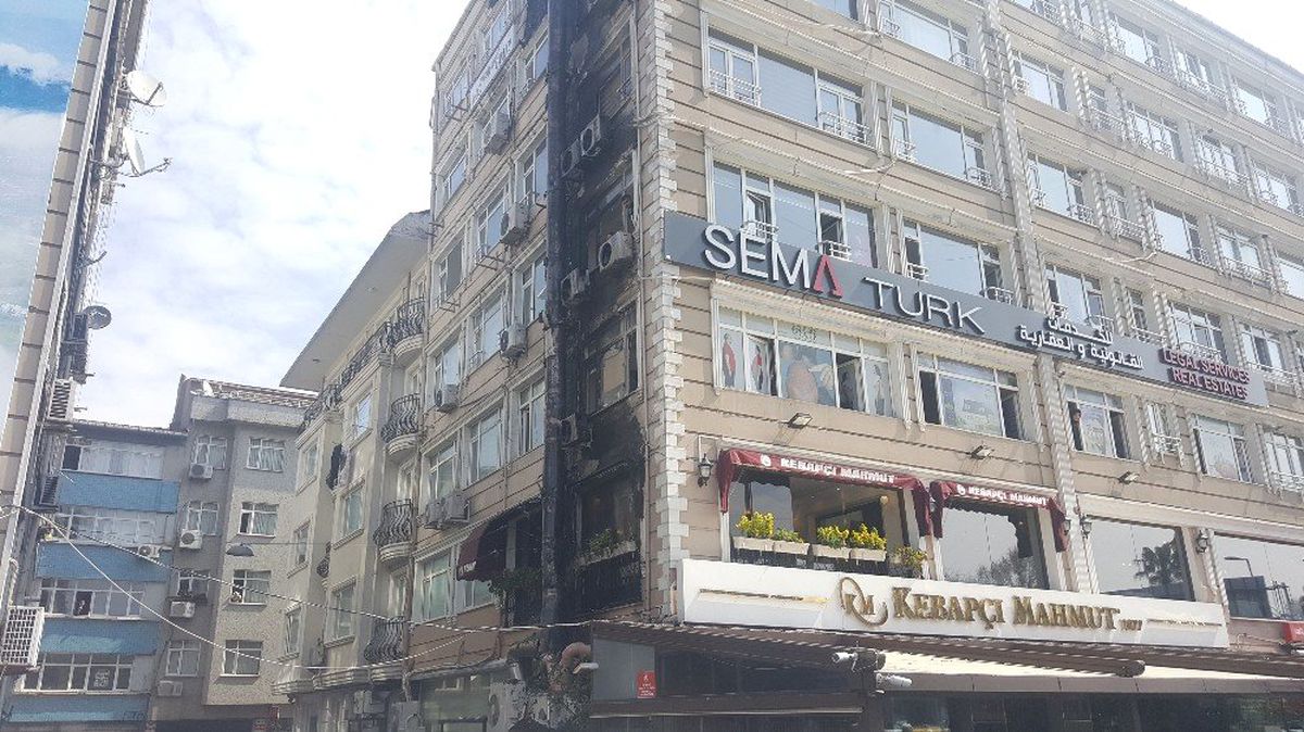 Fatih\'te Restoranda Çıkan Yangın Binanın Dış Cephesini Sardı