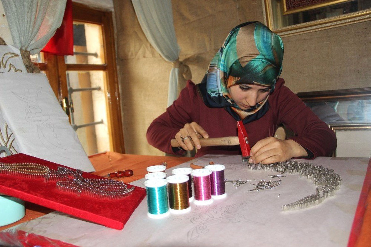 Tezhip Sanatı Kadınların Ellerinde Şekilleniyor