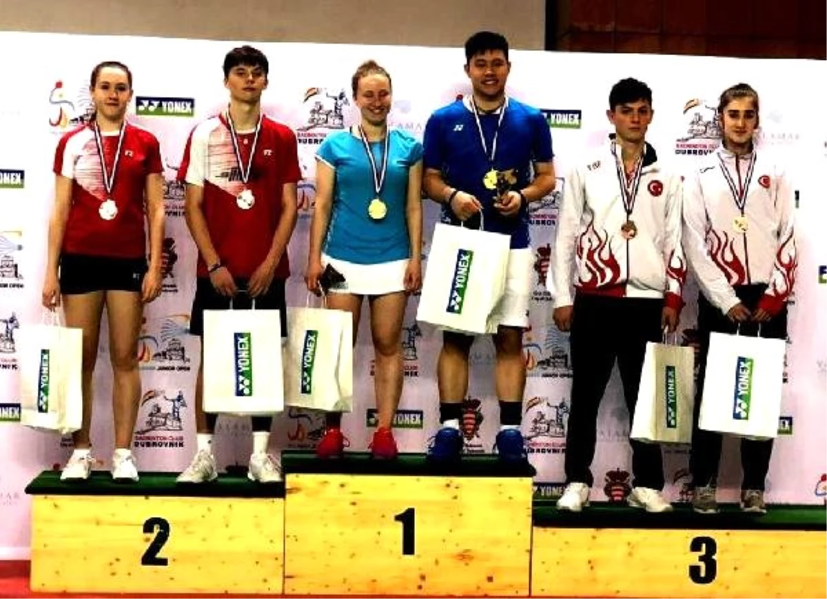 Genç Milliler Açık Badminton Turnuvası\'nda 3 Bronz Madalya Kazandı
