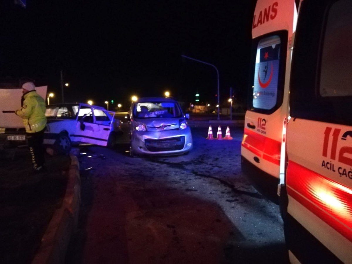 Hafif Ticari Araçla Otomobil Çarpıştı: 3\'ü Çocuk 6 Yaralı