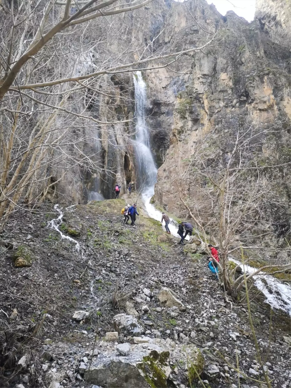 Hakkari\'de Ore ve Ağaçdibi Şelalerine Doğa Yürüyüşü Düzenlendi