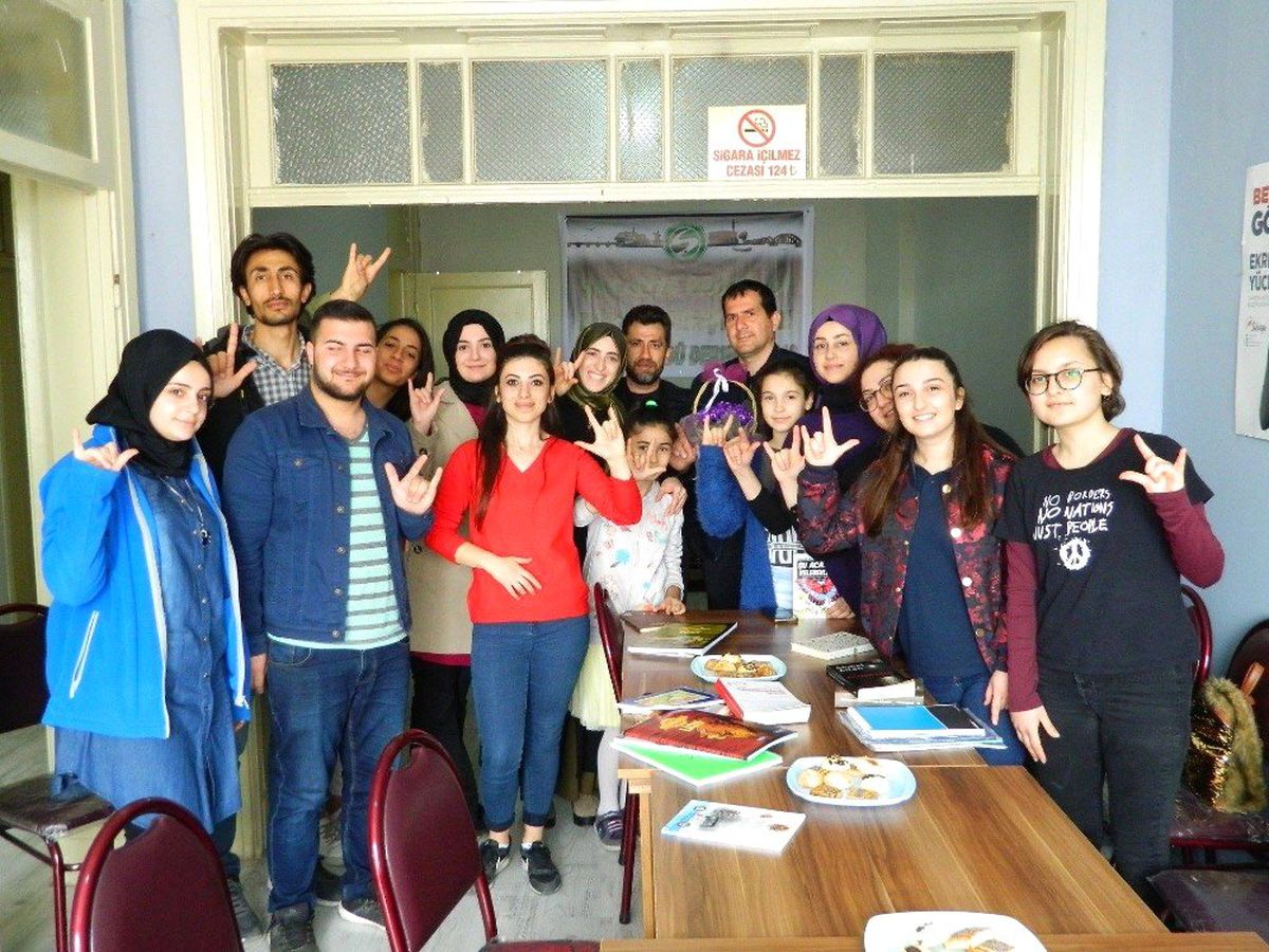 İşaret Dili Sınıfı Öğretmen ve Öğrencileri Kitap Bağışında Bulundu
