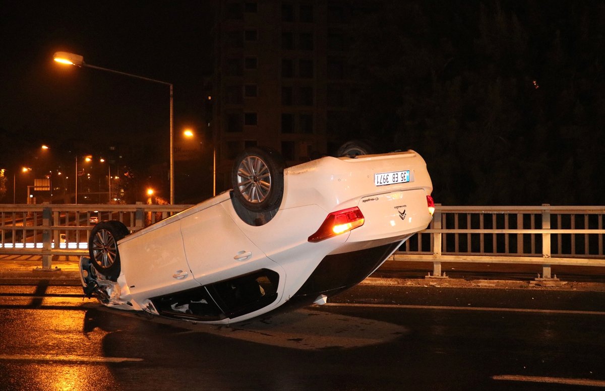 İzmir\'de Kaza Yapan Sürücü Otomobili Bırakıp Kaçtı