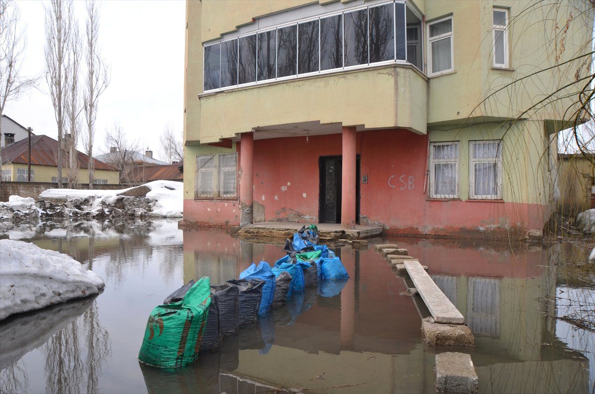 Karlar Eridi, Bazı Evleri Su Bastı