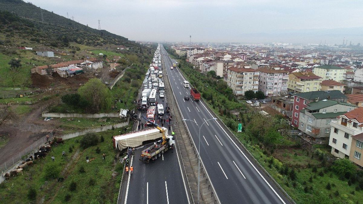 Kocaeli Tem\'de Hayvan Yüklü Tır Yola Devrildi 20 Kilometrelik Araç Kuyruğu Oluştu