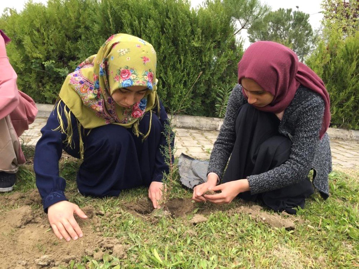 Köklerimiz Bu Toprakta\' Diyerek Yüzlerce Fidanı Toprakla Buluşturdular