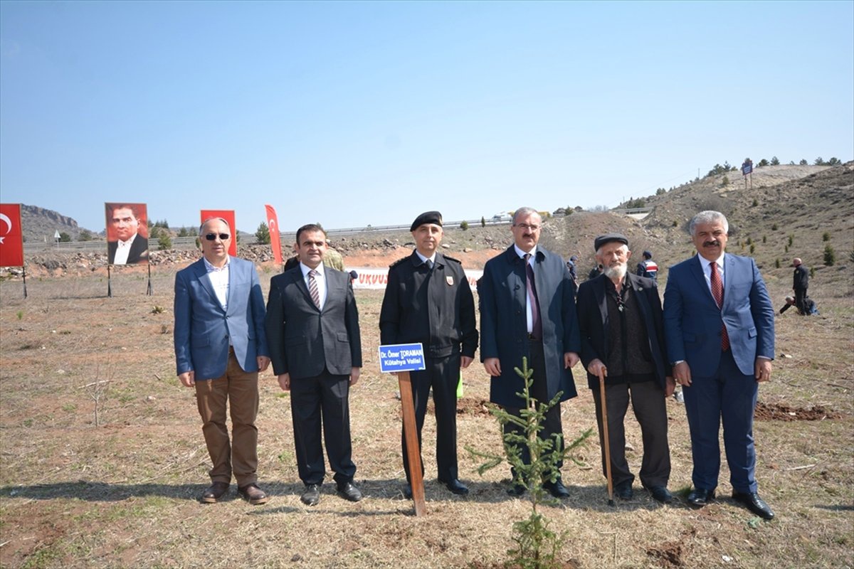 Kütahya\'da Jandarma 300 Fidanı Toprakla Buluşturdu