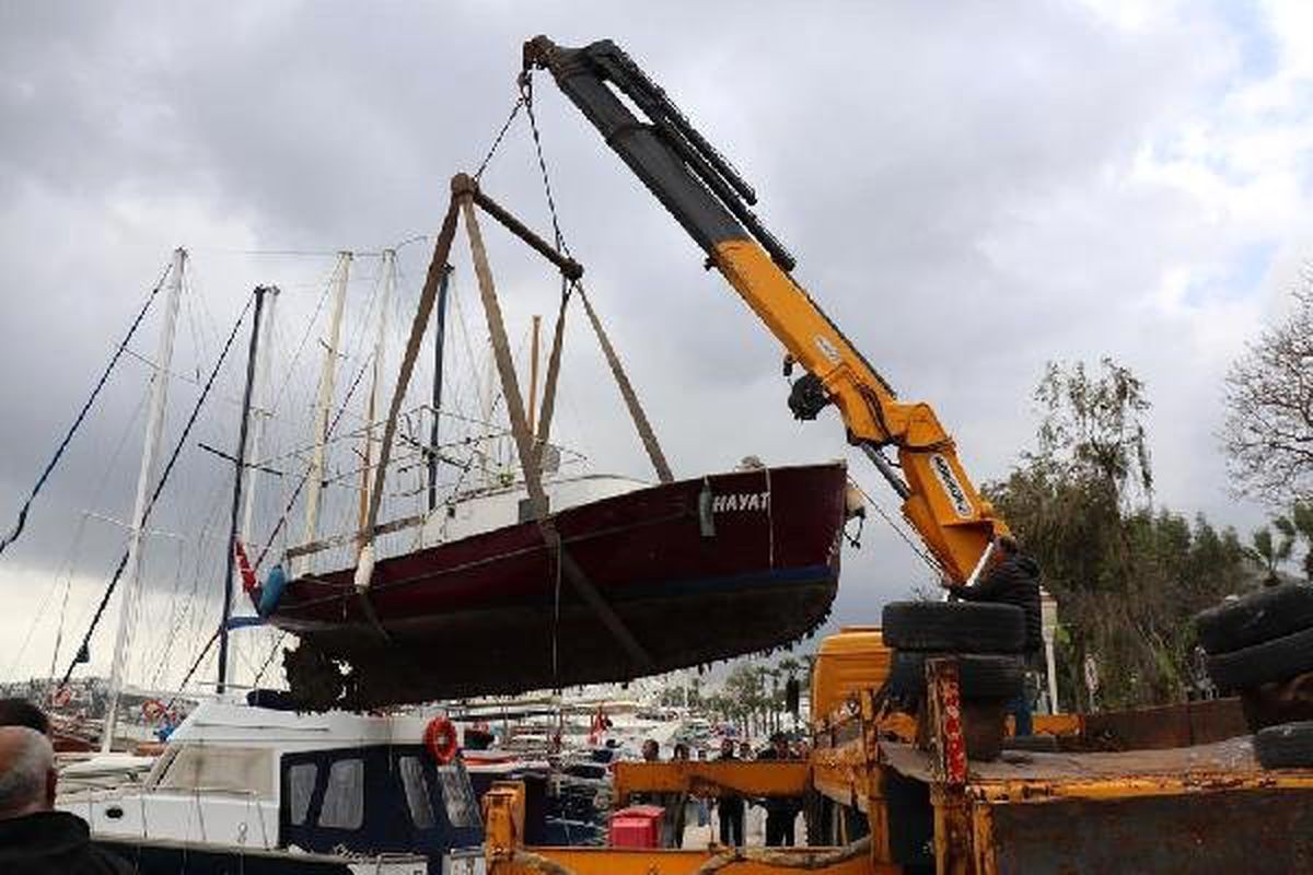 Limanda Batan Tekne, Vinç Yardımıyla Sudan Çıkarıldı