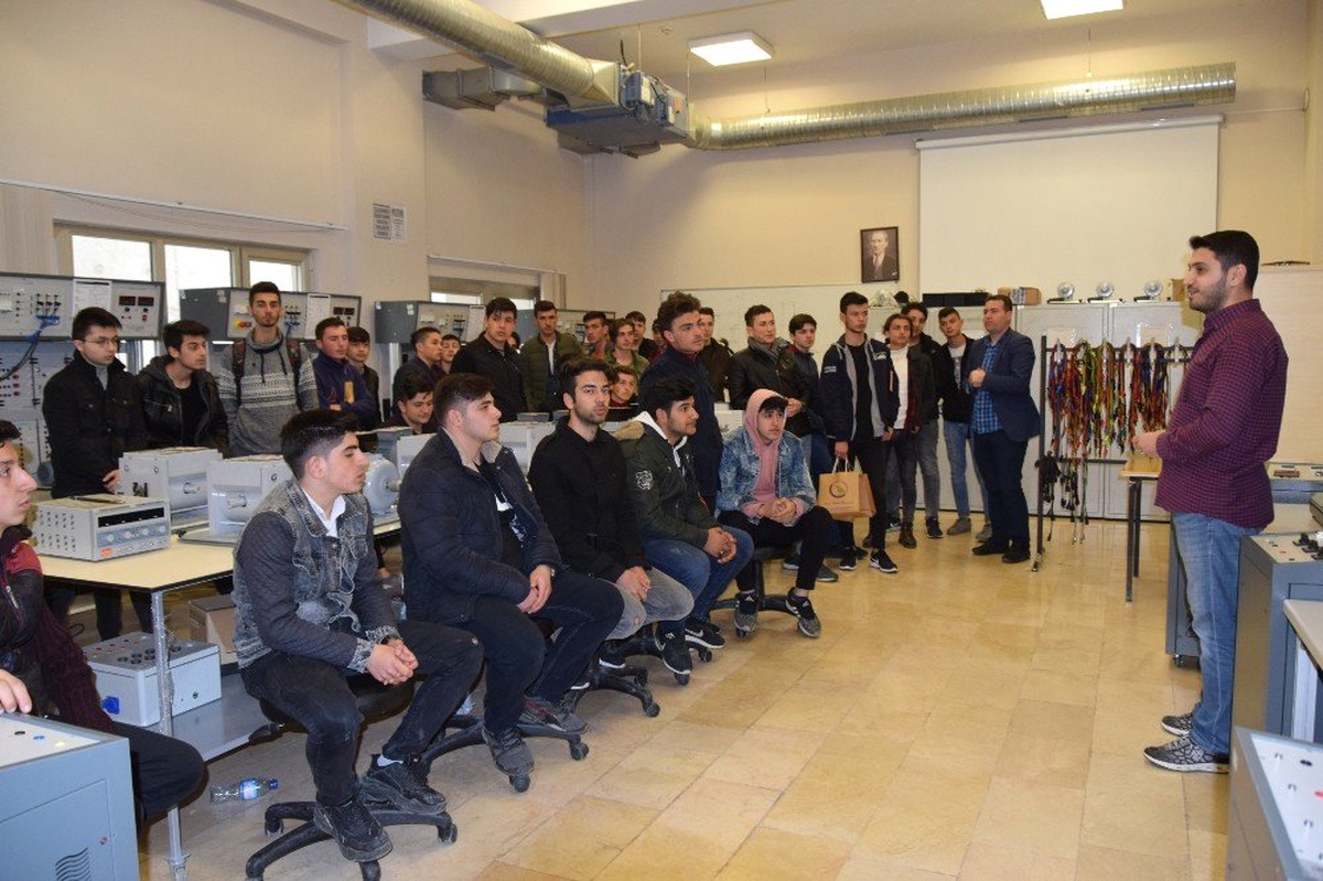 Lise Öğrencileri Düzce Üniversitesi\'ni Ziyaret Etti
