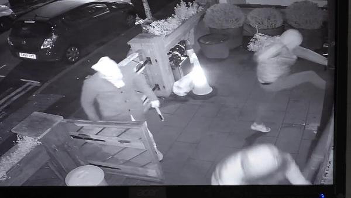 Londra\'da PKK Yandaşları Türk Derneğine Saldırdı