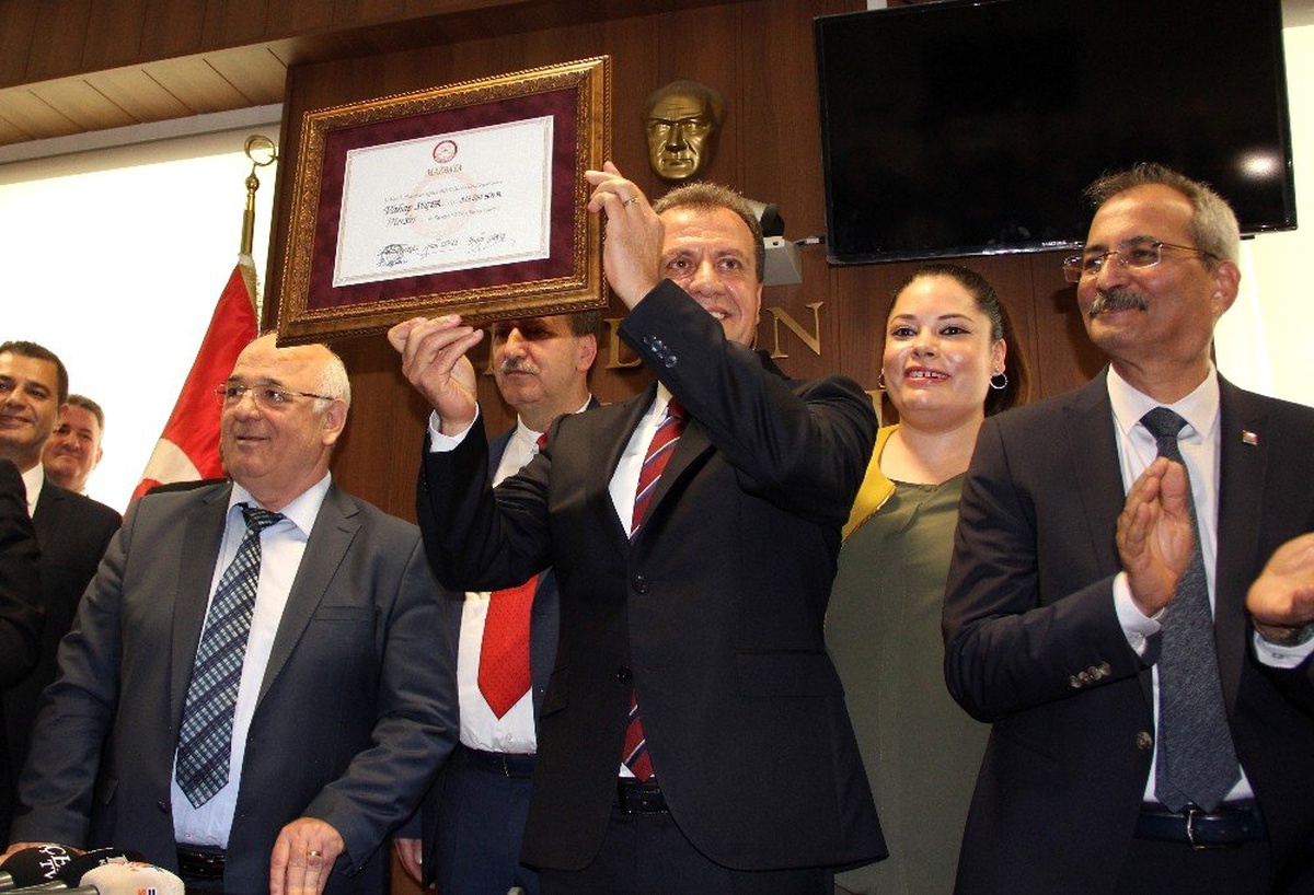 Mazbatasını Alan Seçer, Mersin Büyükşehir\'i Selefi Kocamaz\'dan Devraldı