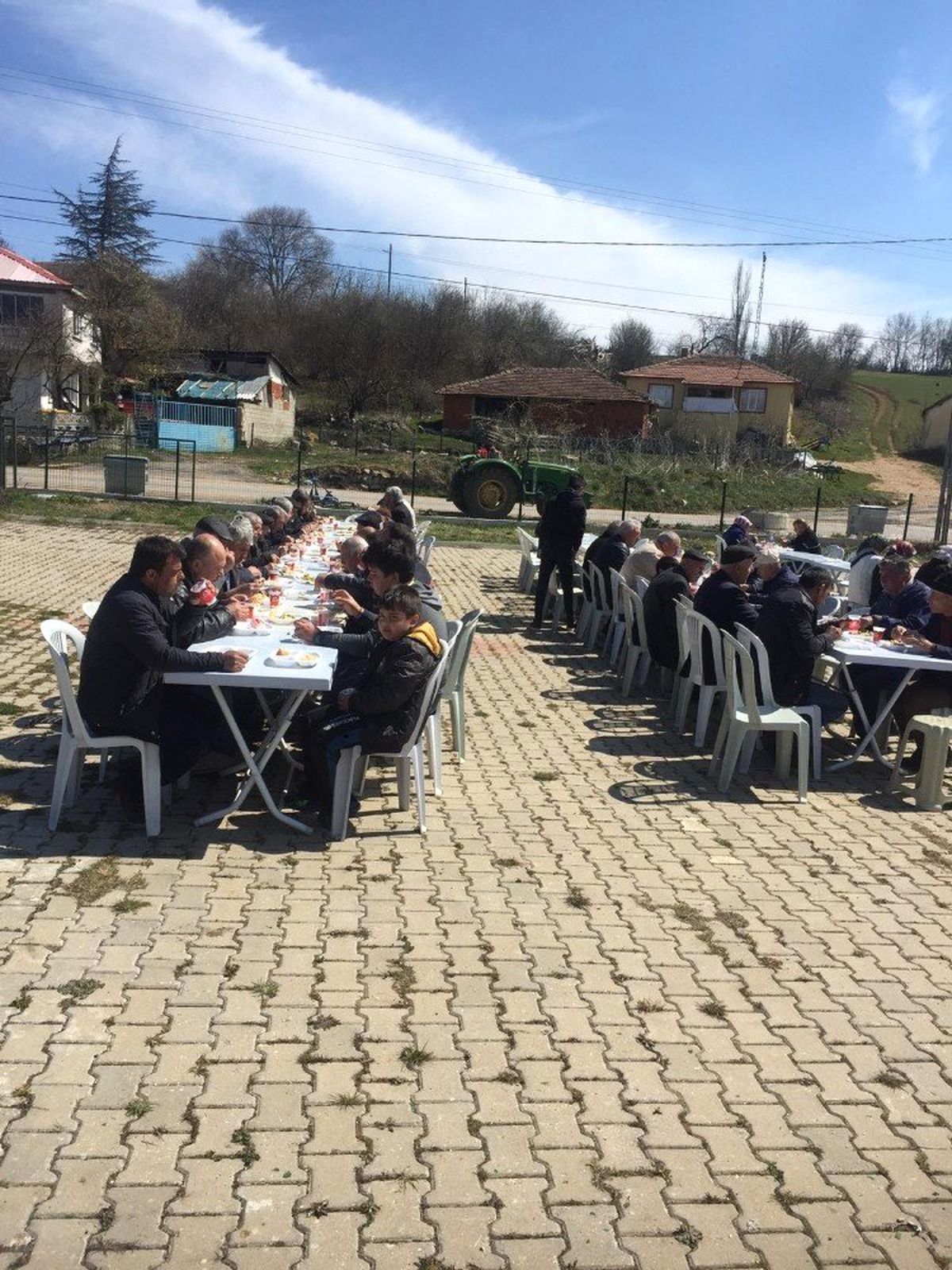 Mazbatasını Aldı İlk İşi Köylülerine Yemek Dağıtmak Oldu