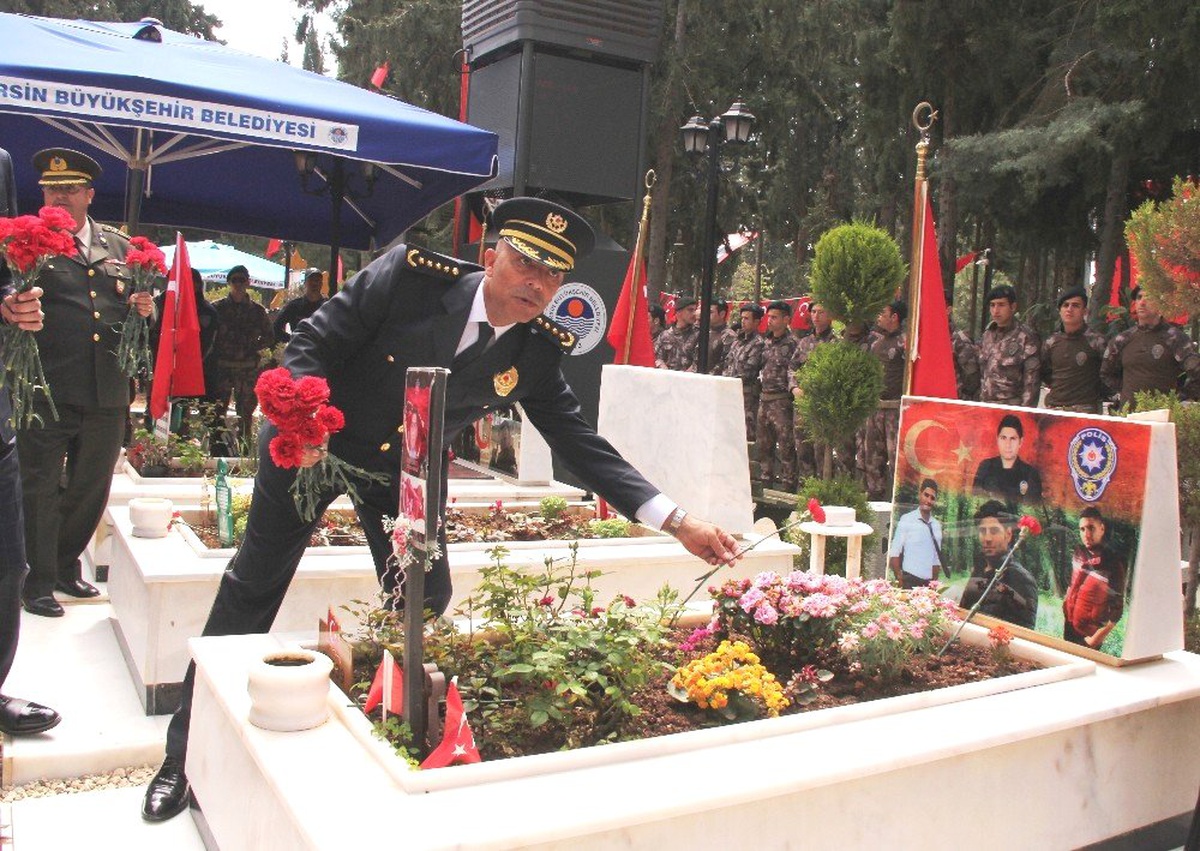Mersin Polisinden Şehitlik Ziyareti