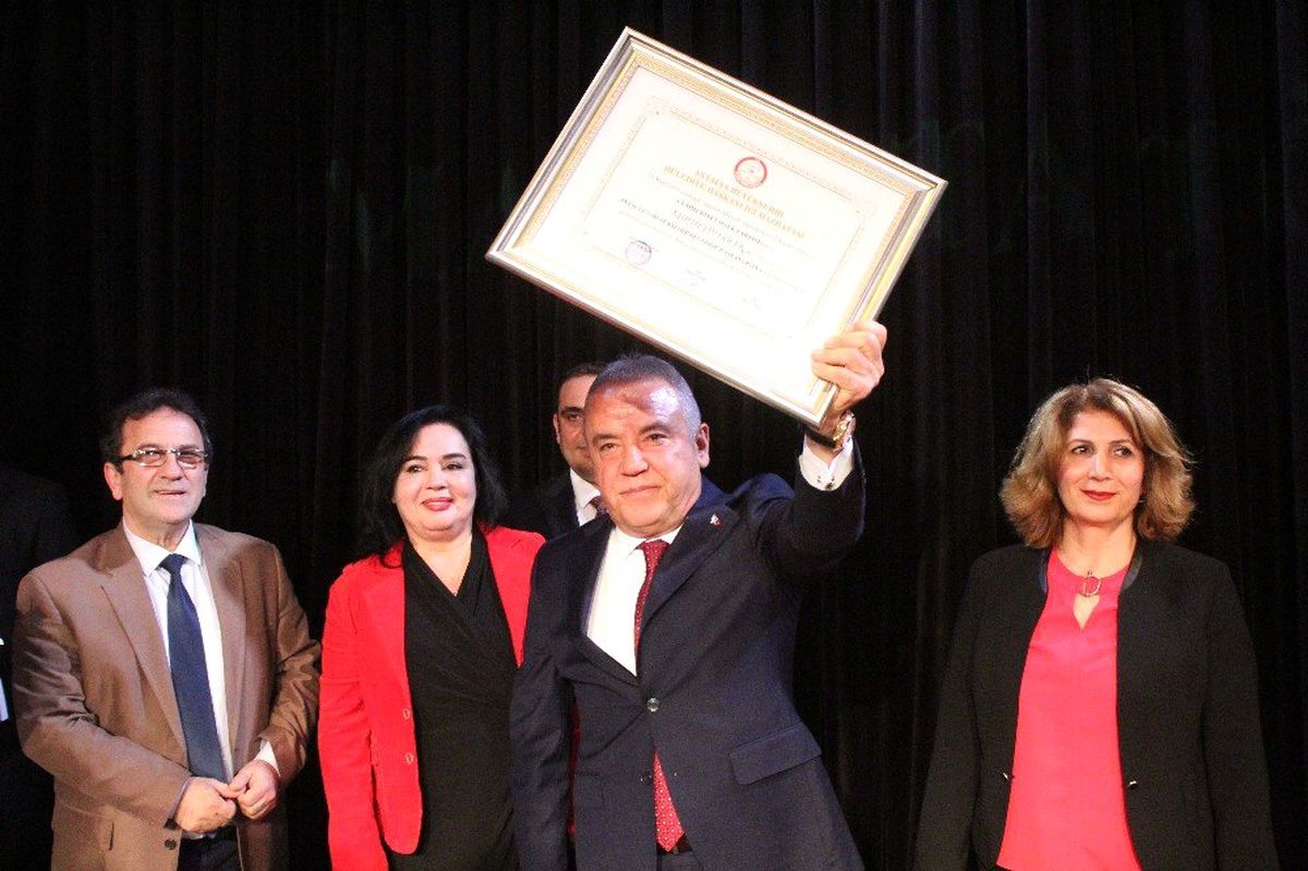 Muhittin Böcek ve Semih Esen Mazbatasını Aldı
