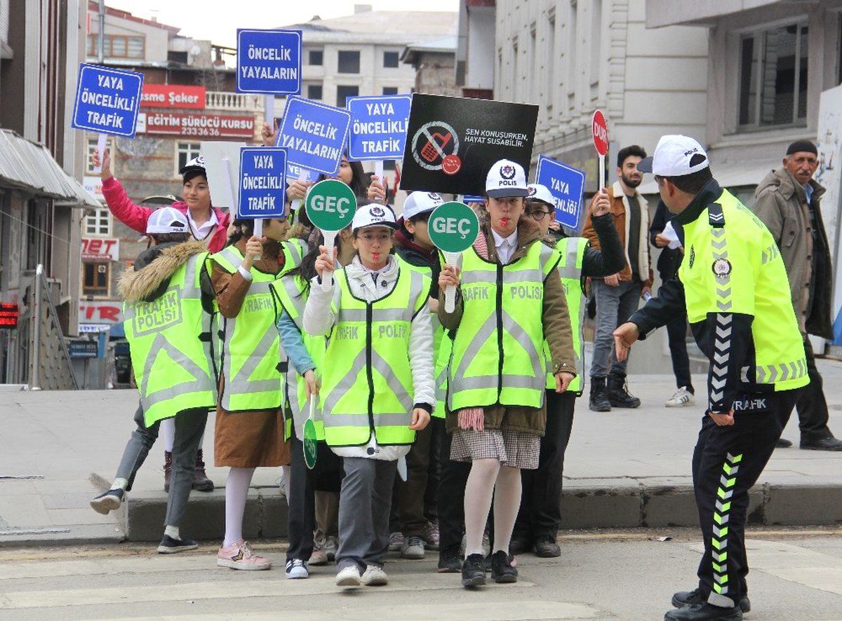 Öğrencilerden Trafik Uygulaması