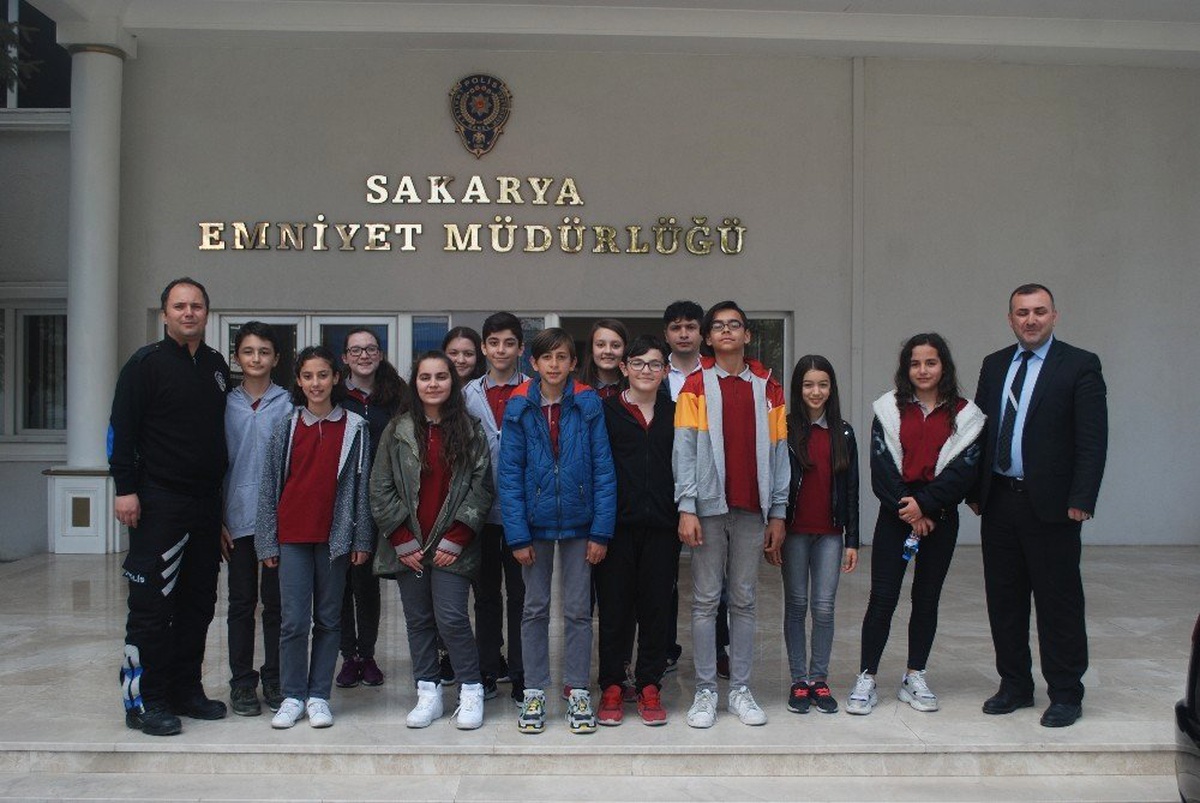 Ortaokul Öğrencilerinden Sakarya İl Emniyet Müdürlüğü\'ne Ziyaret