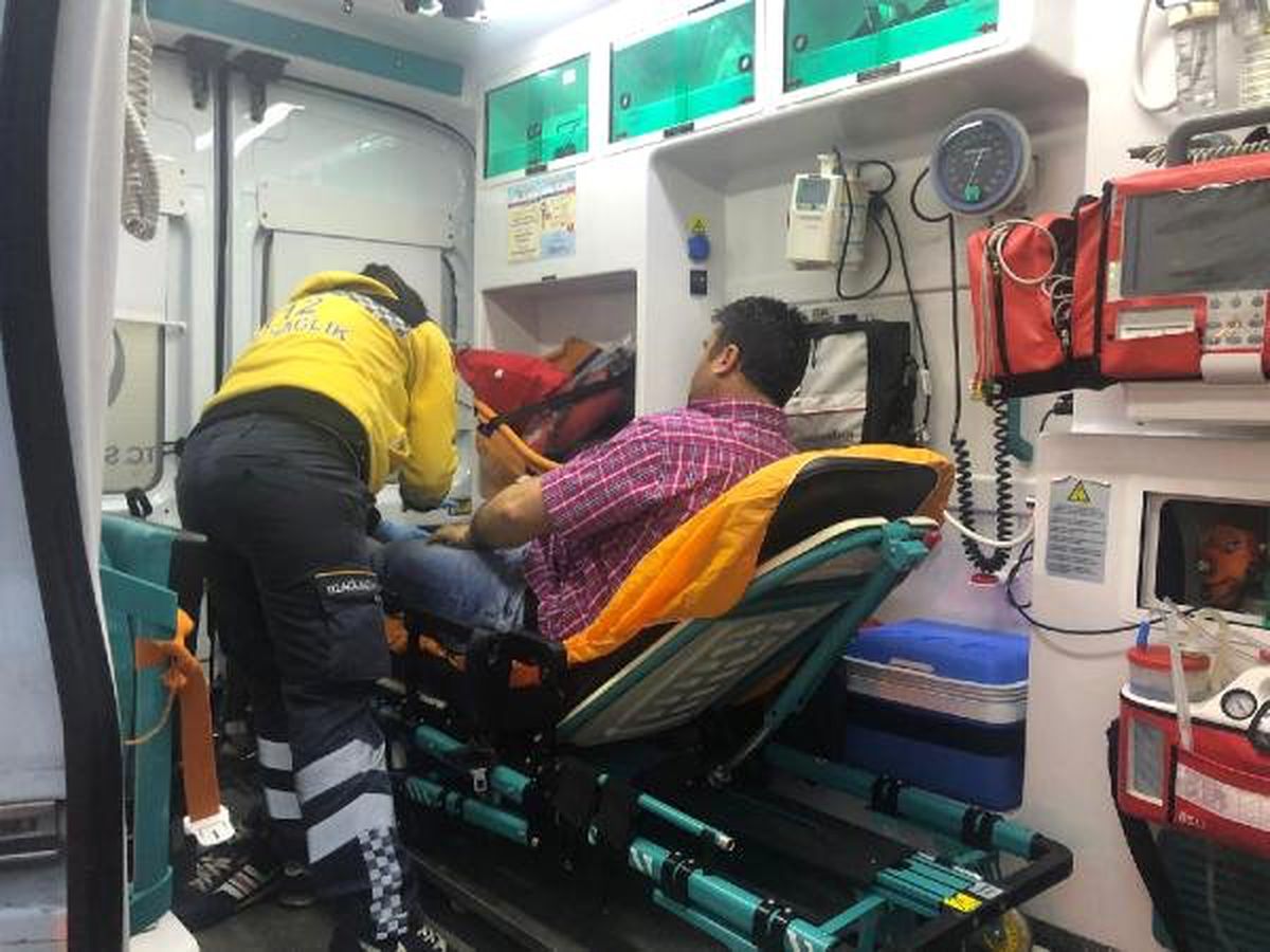 Otomobil, Yolcu Servis Minibüsüyle Çarpıştı: 4\'ü Ağır 6 Yaralı (1)