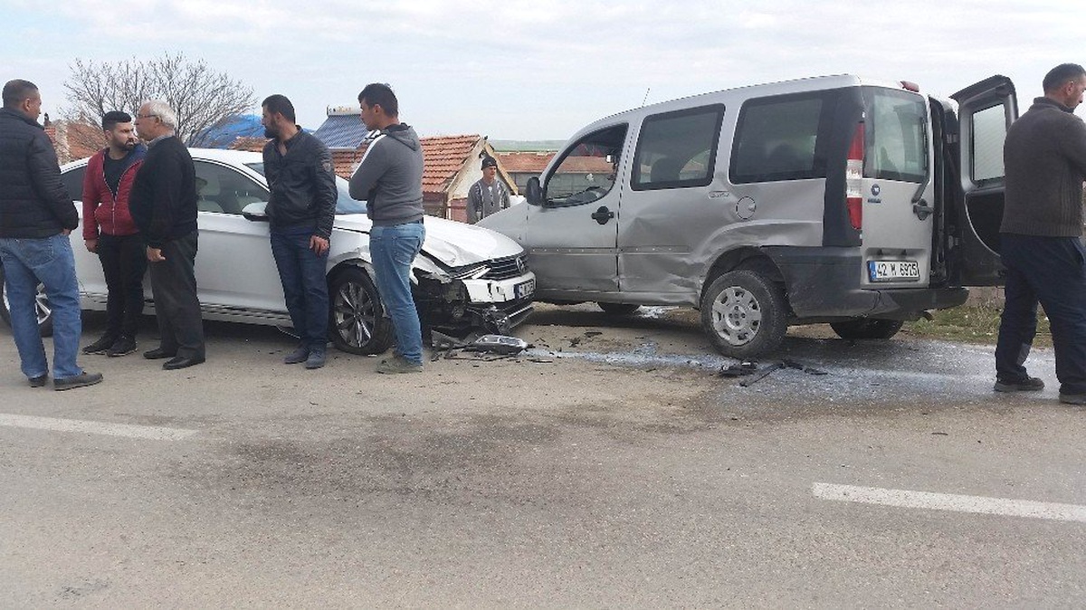 Otomobille Hafif Ticari Araç Çarpıştı: 3 Yaralı