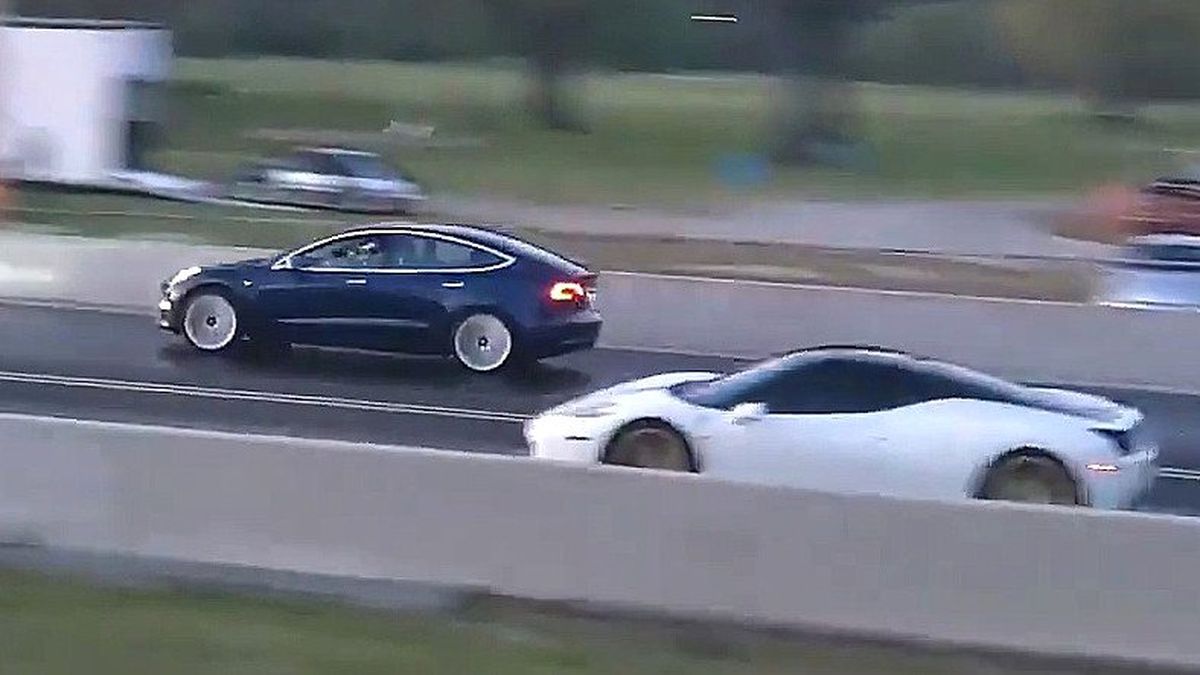 Performans Güçlendirmeli Tesla Model 3\'ün Ferrari\'ye Kafa Tuttuğu Kapışma Videosu